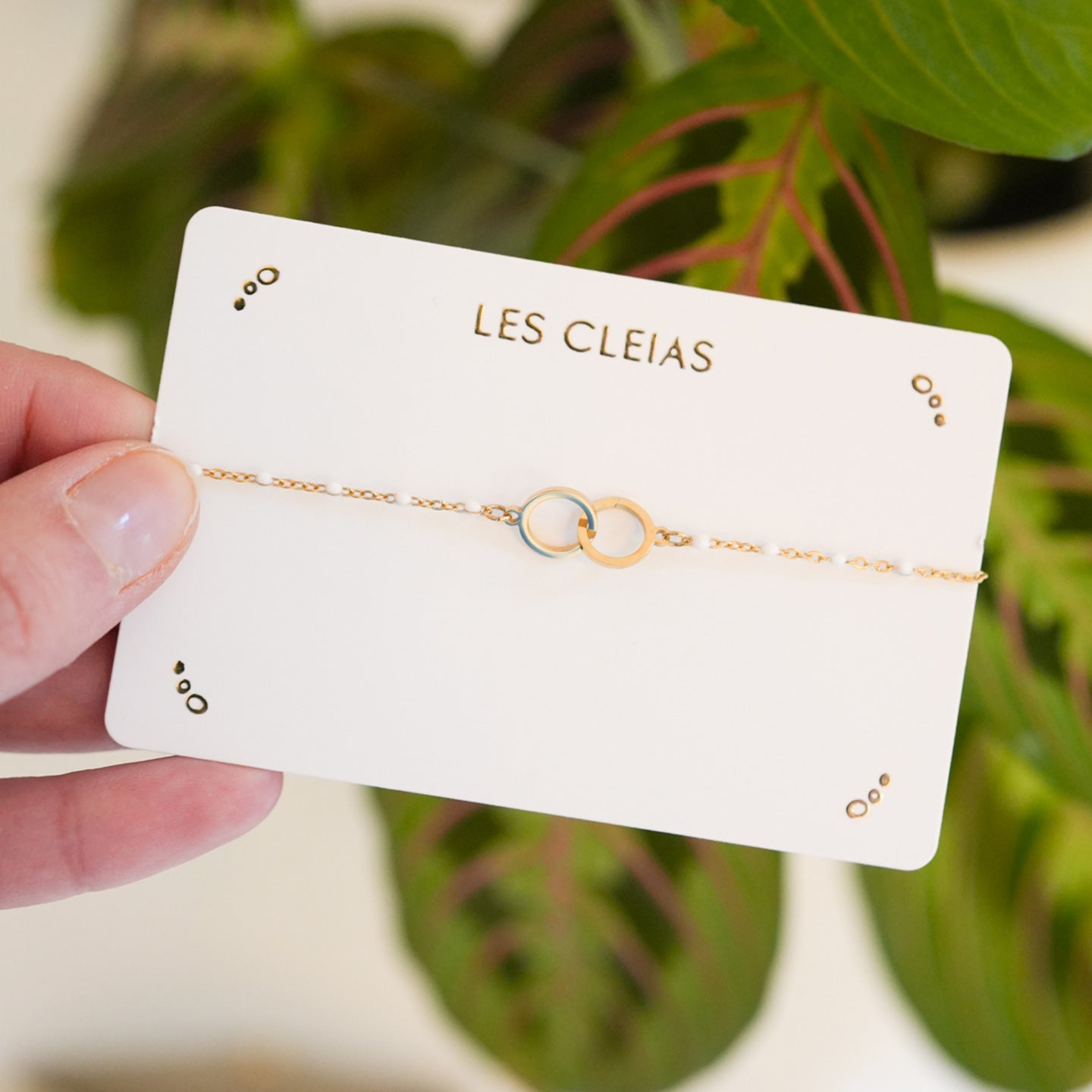 Un bracelet cercle blanc & sa pochette en cuir dorée