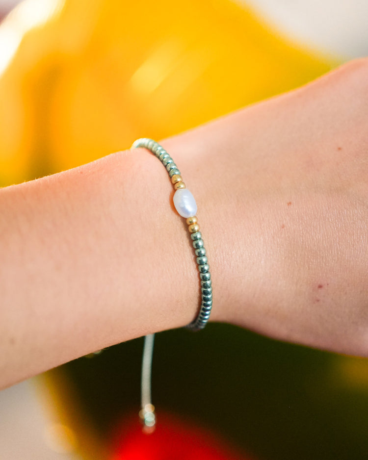 Bracelet de perles avec reflets verts et perle d'eau douce