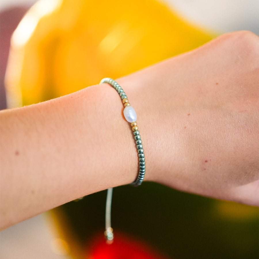 Bracelet de perles avec reflets verts et perle d'eau douce