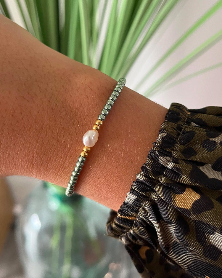 Bracelet de perles avec reflets verts et perle d'eau douce