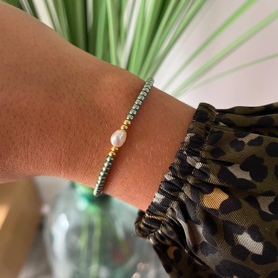 Bracelet de perles avec reflets verts et perle d'eau douce
