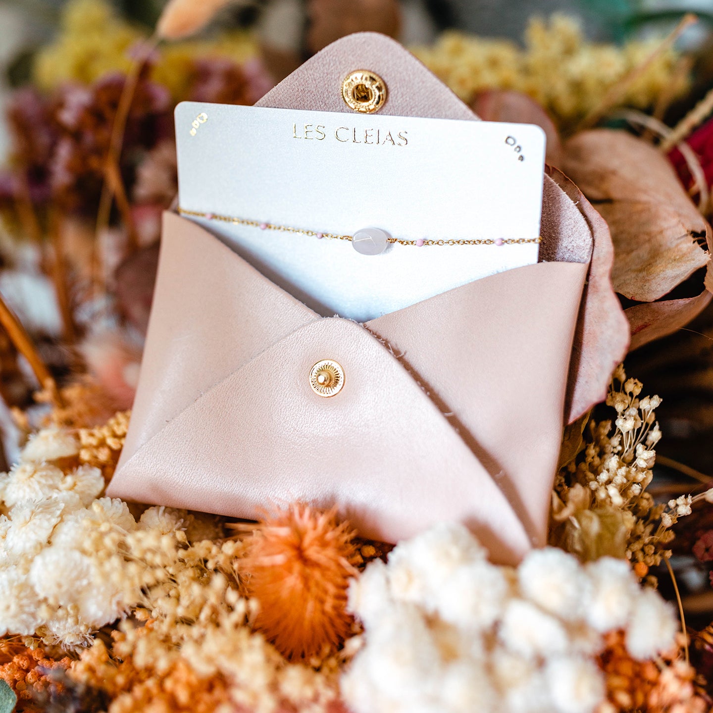 Un bracelet Quartz Rose & sa Pochette Cuir Nude - Mieux Que Des Fleurs