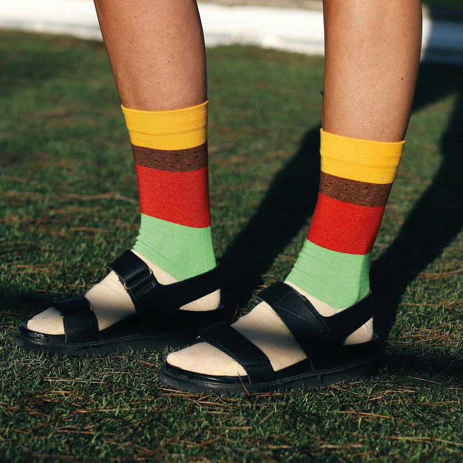Chaussettes motif burger coloré sur fond blanc