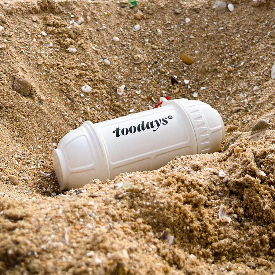 Capsule temporelle en métal argenté sur fond blanc