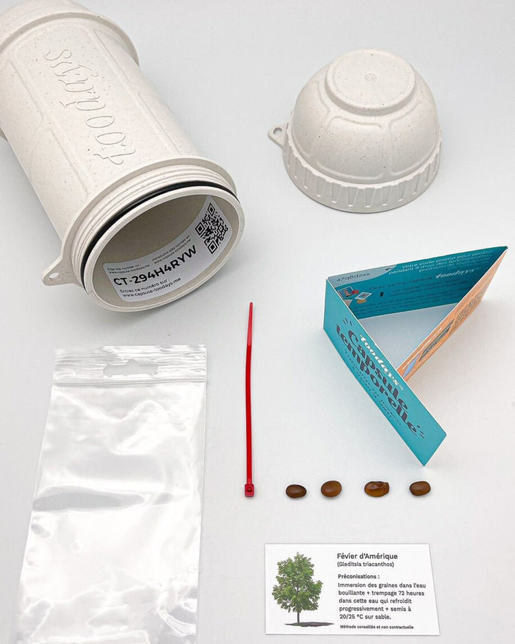 Capsule temporelle en métal argenté sur fond blanc