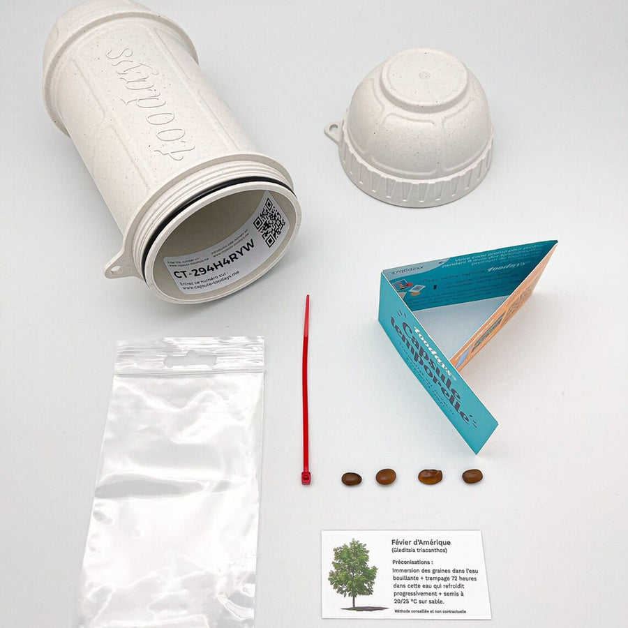 Capsule temporelle en métal argenté sur fond blanc