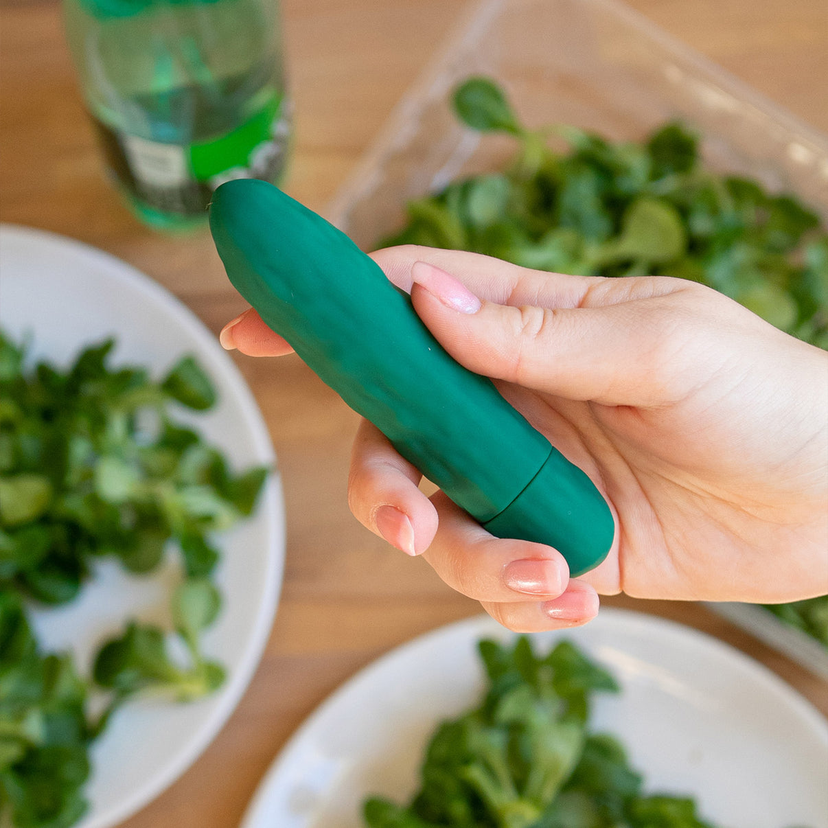 Sextoy vibrant cornichon en silicone, vue de face.