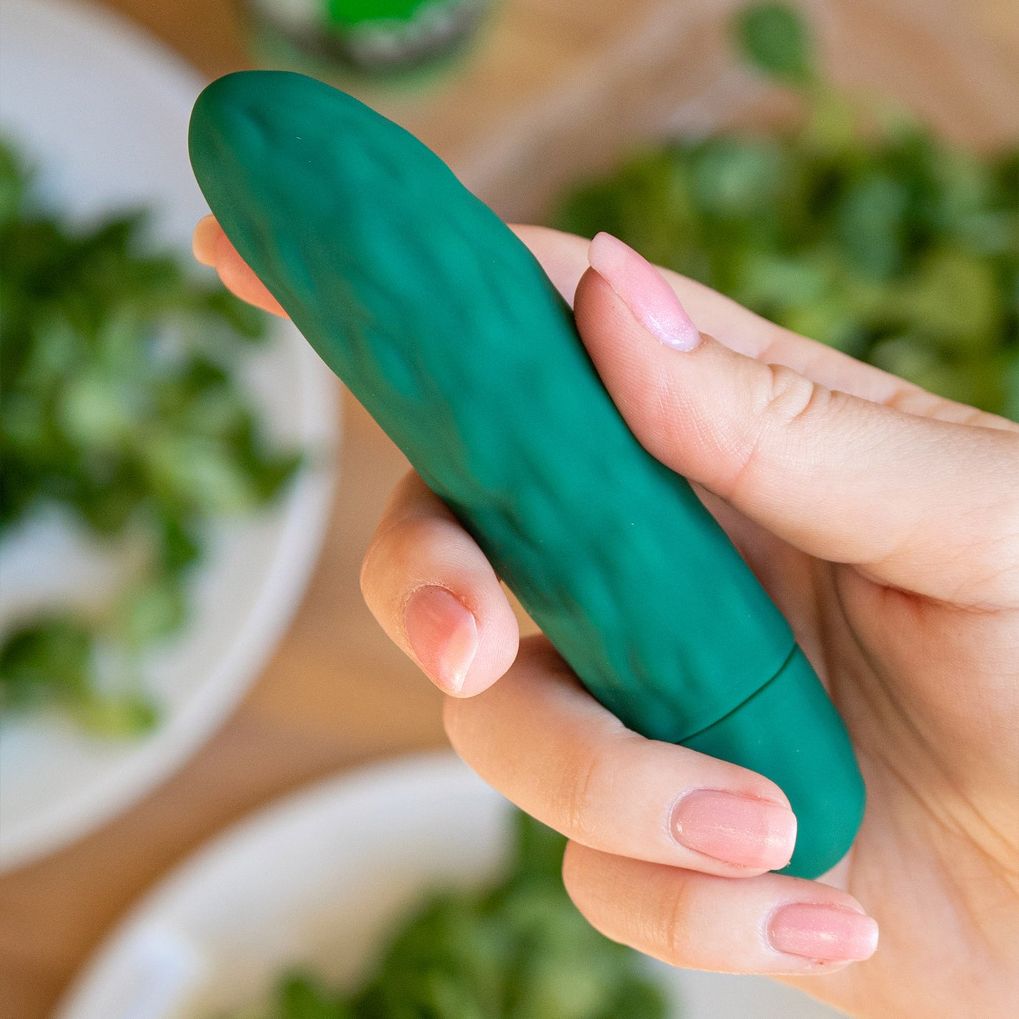 Sextoy vibrant cornichon en silicone, vue de côté.
