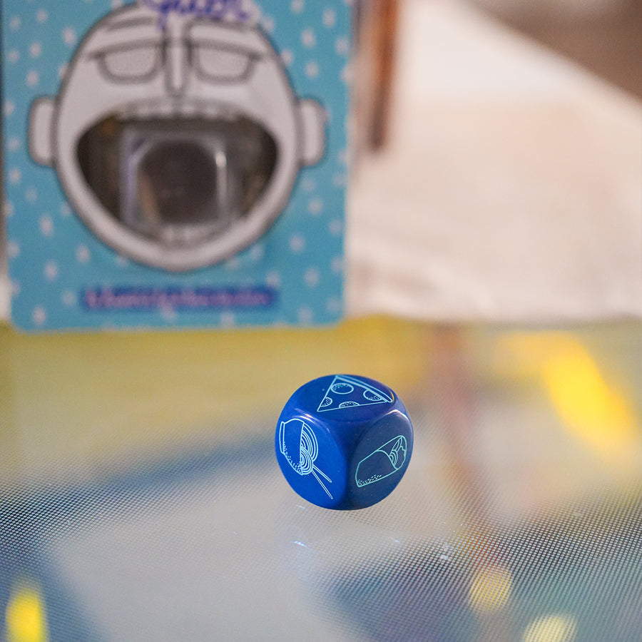 Dé en bois avec inscriptions colorées sur chaque face.