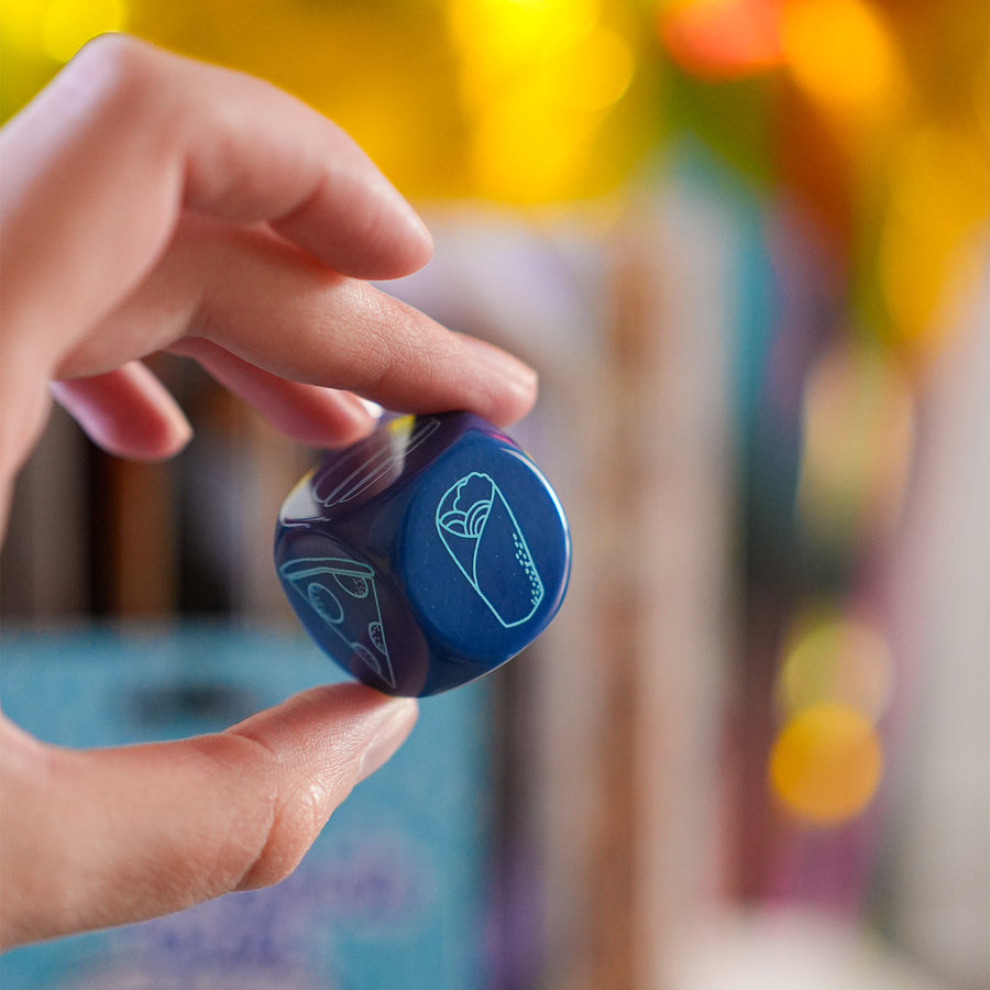 Dé en plastique avec des icônes de plats variés.