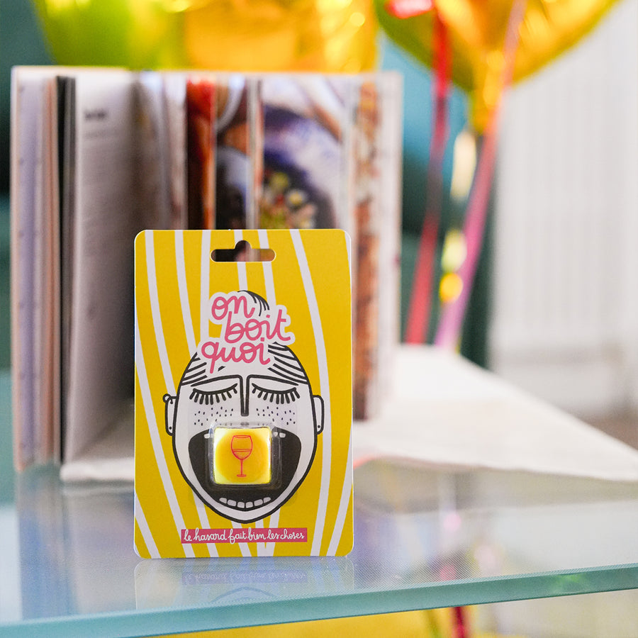 Dé à dés avec inscriptions ludiques sur fond blanc