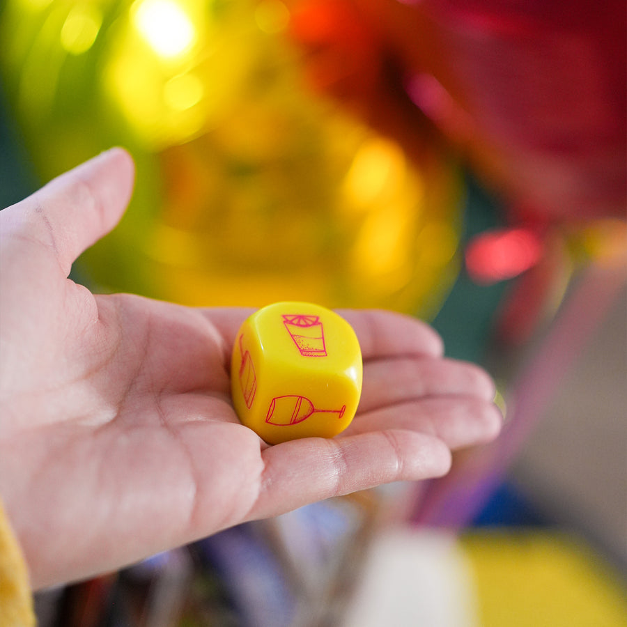 Dé à dés avec inscriptions ludiques sur fond blanc