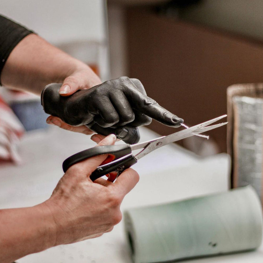 Bougie en forme de doigt d'honneur sur fond neutre