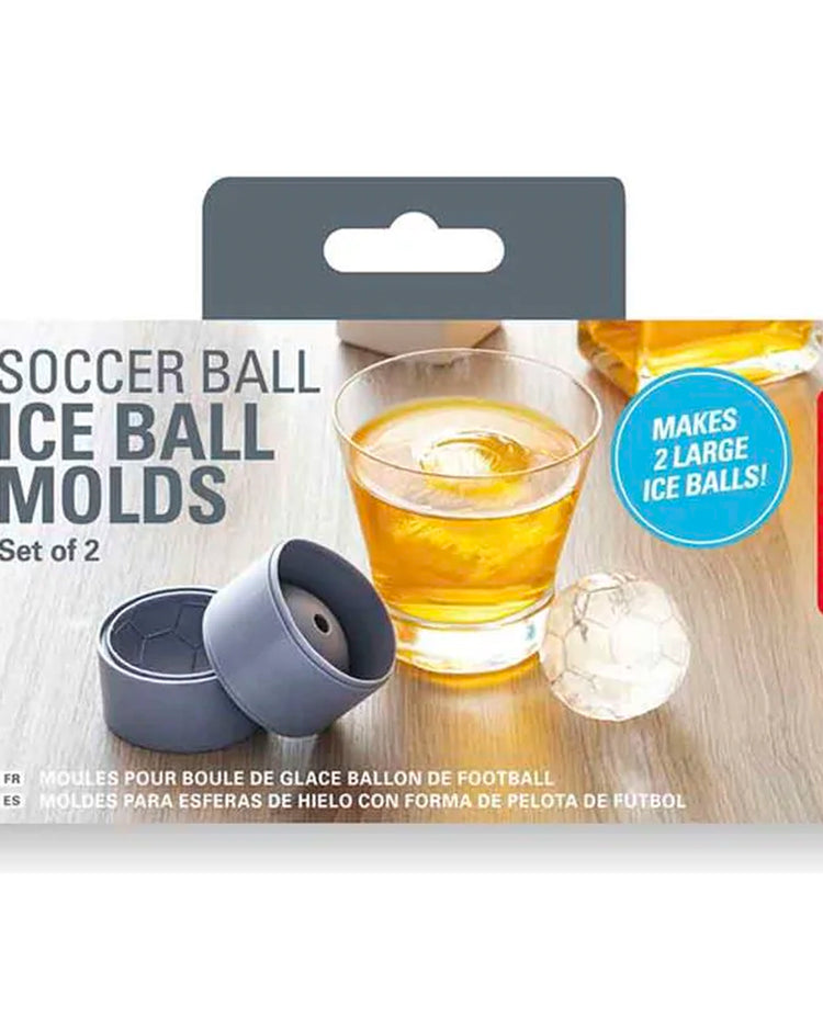 Moule à glaçons en forme de ballon de football sur fond blanc.