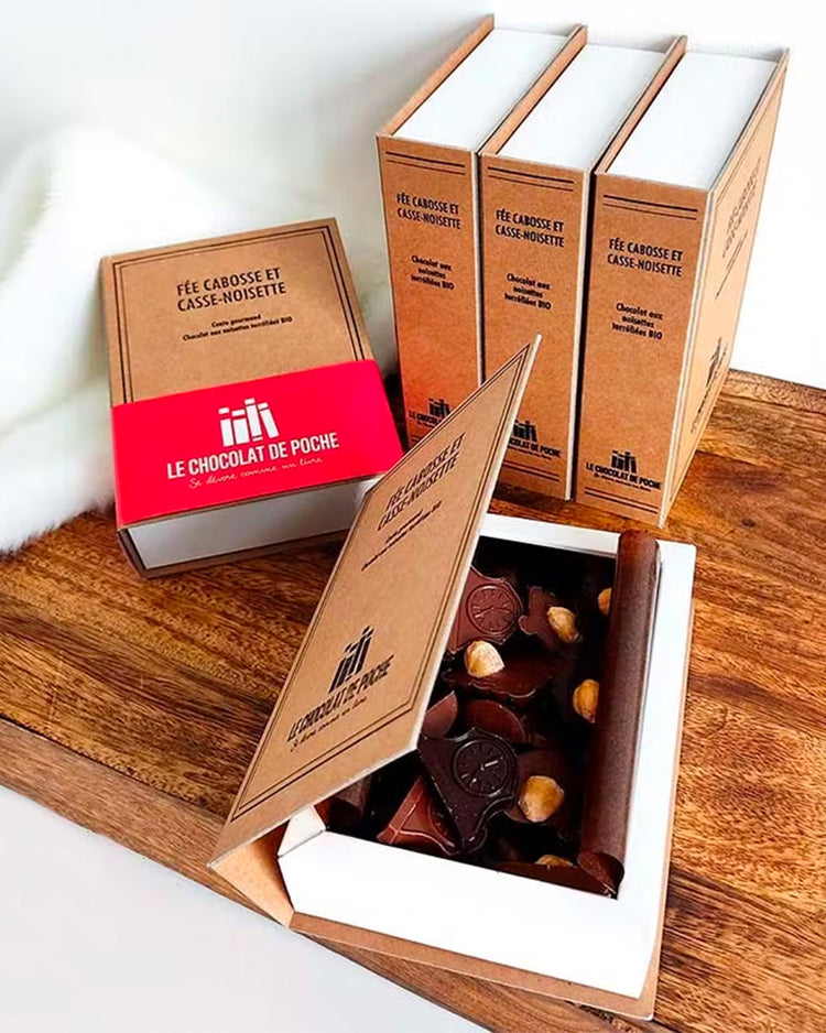 Livre en carton recyclé avec chocolat caché à l'intérieur.