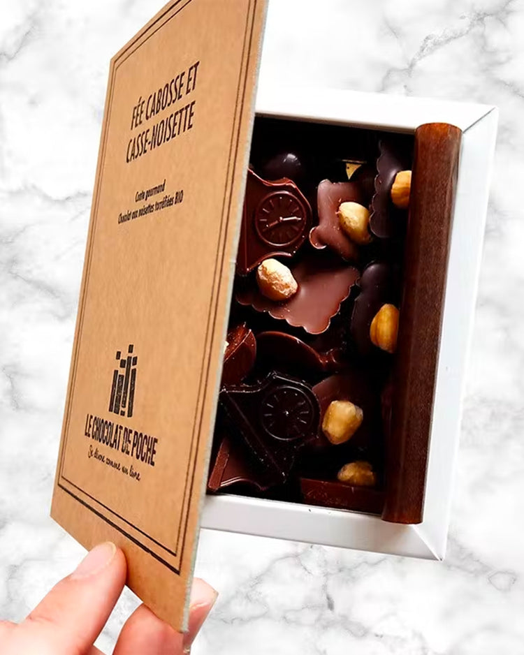 Livre en papier recyclé avec chocolat caché à l'intérieur.