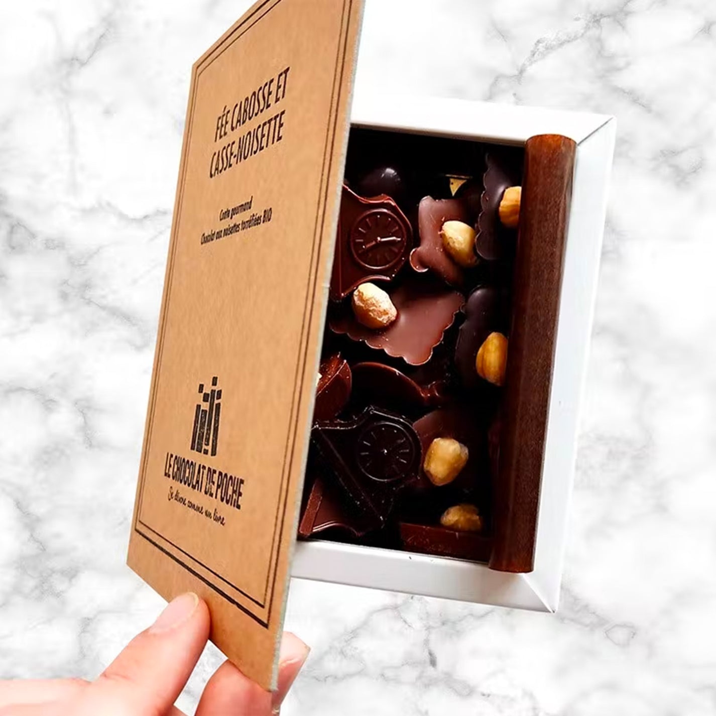 Livre en papier recyclé avec chocolat caché à l'intérieur.