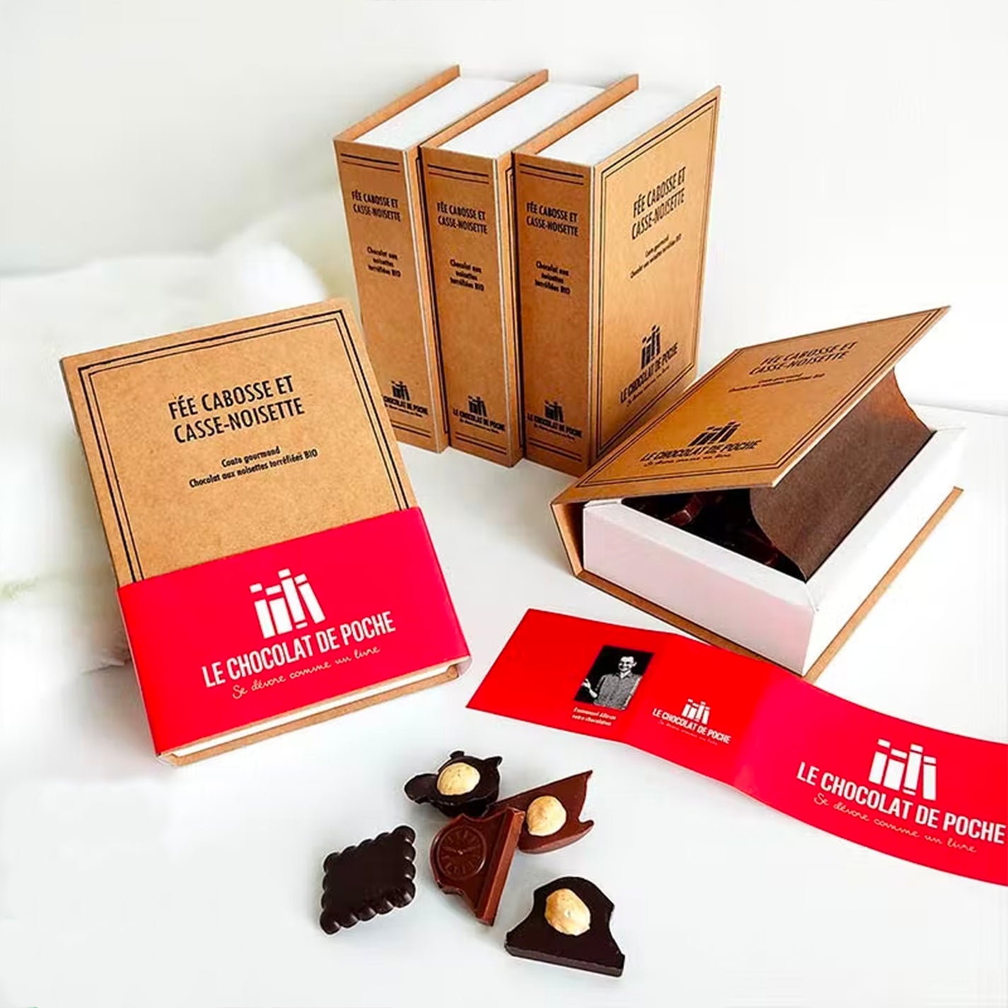 Livre en papier recyclé avec chocolat caché à l'intérieur.