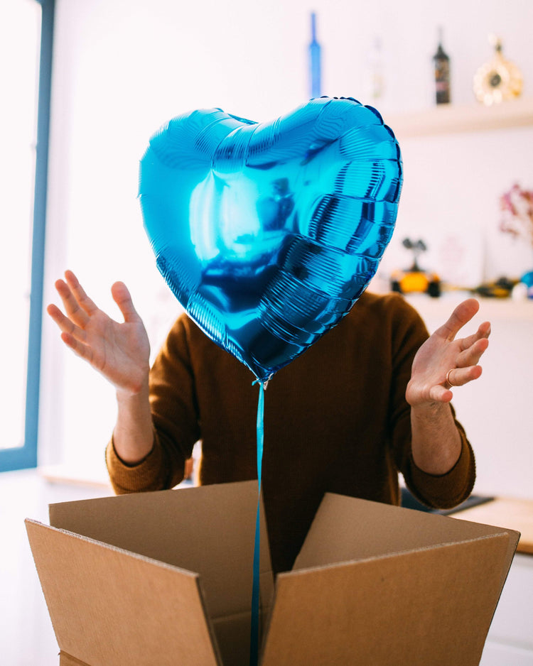 Ballon coeur bleu saphir, idéal pour offrir en cadeau d'amour ou d'amitié.