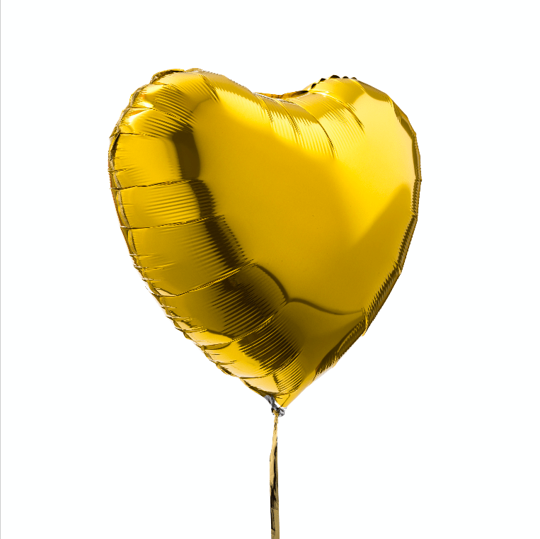 Ballon en forme de coeur doré sur fond blanc