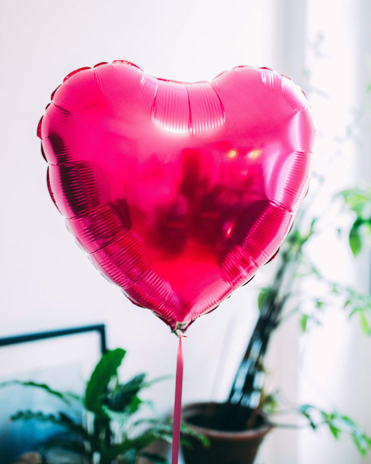 Ballon coeur rose magenta, idéal pour offrir en cadeau d'amour.