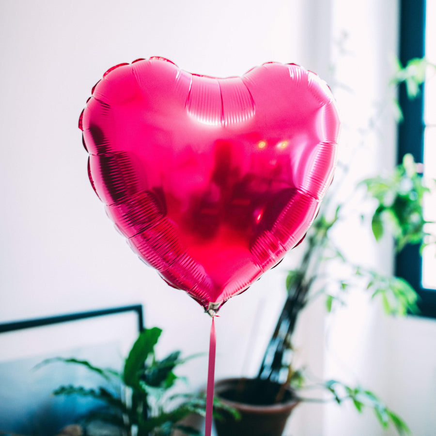 Ballon coeur rose magenta, idéal pour offrir en cadeau d'amour.