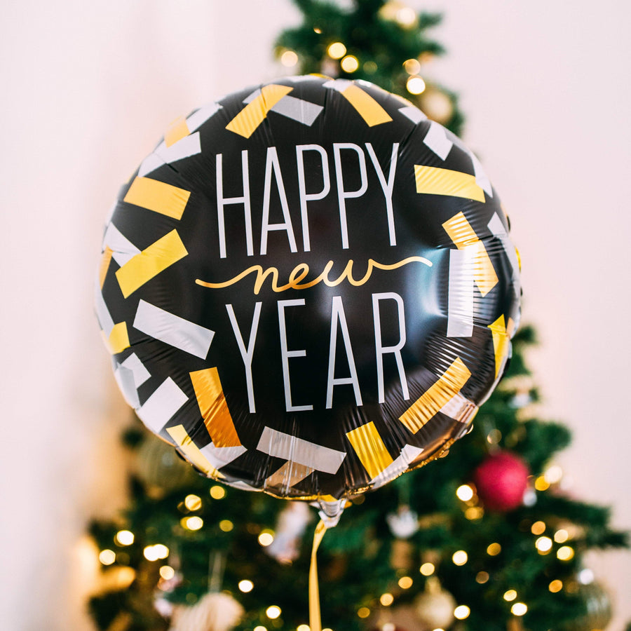 Ballon Happy New Year Confetti avec confettis colorés sur fond blanc.