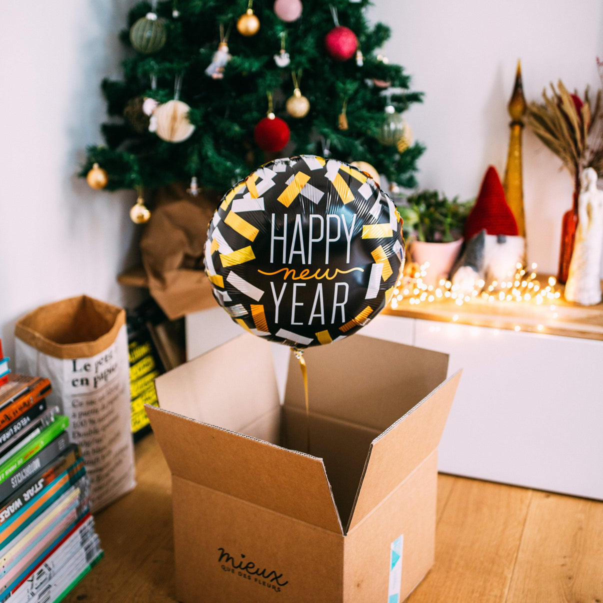 Ballon Happy New Year Confetti avec confettis colorés sur fond blanc