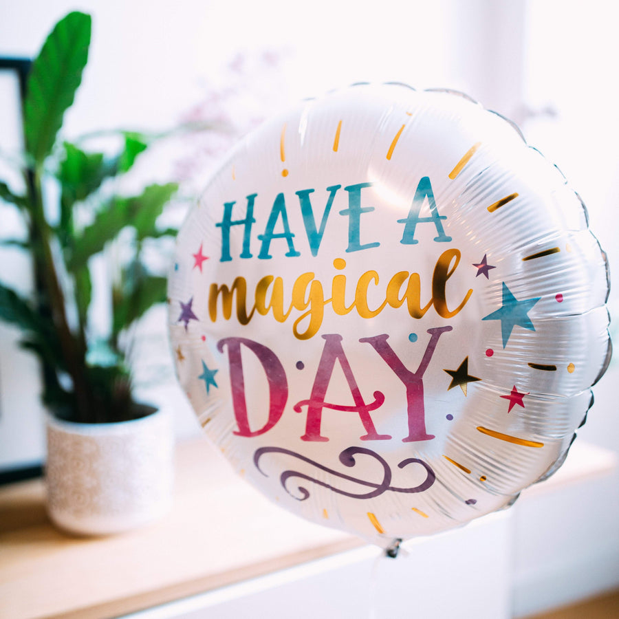 Ballon Magical Day avec motif coloré et inscription, idéal pour célébrer une journée spéciale.