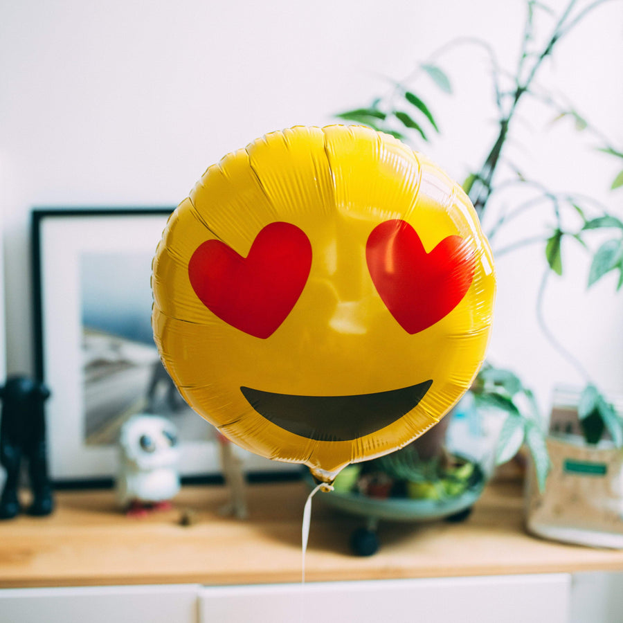 Ballon Emoji Coeurs avec motif de coeurs rouges sur fond blanc