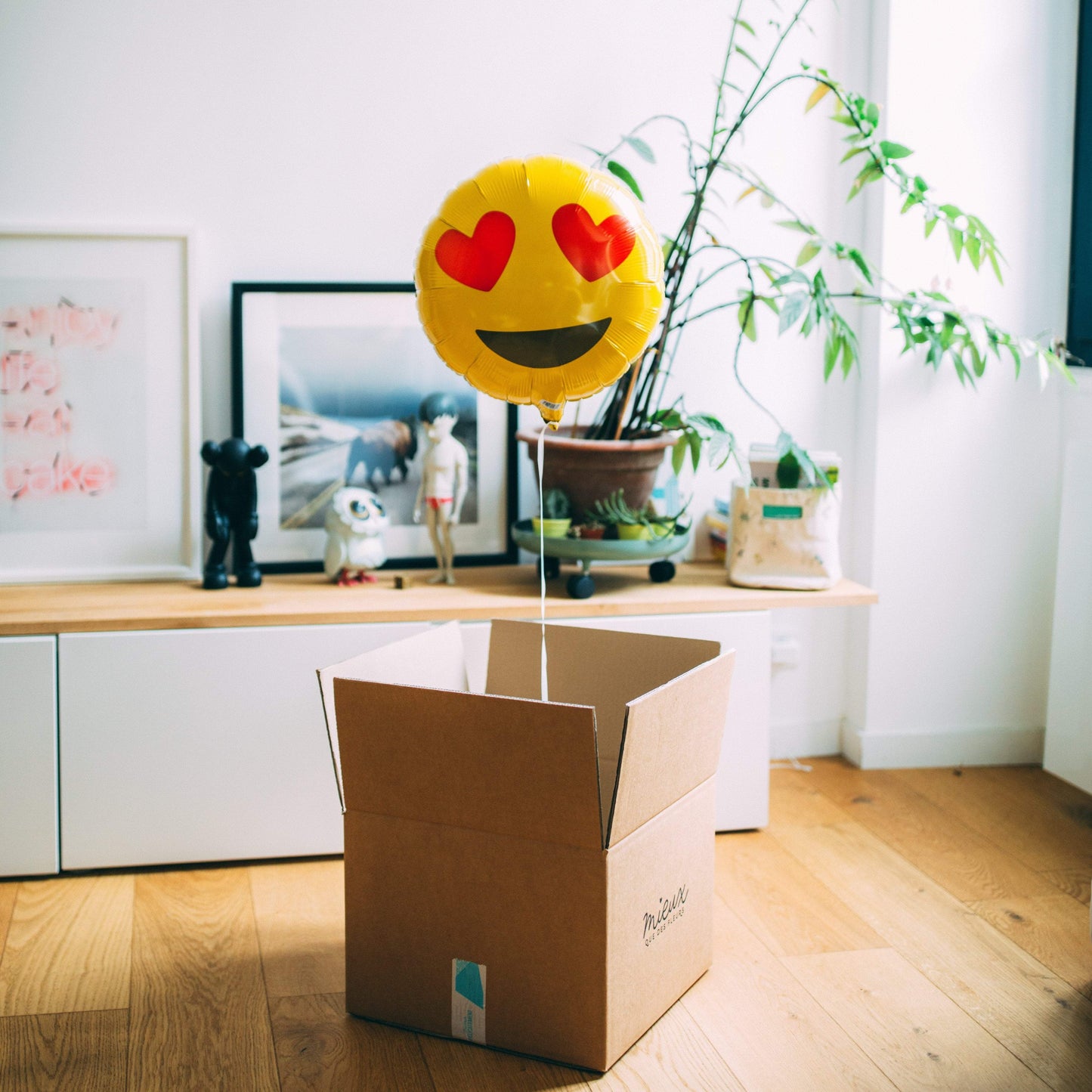 Ballon Emoji Coeurs avec motif de coeurs rouges sur fond blanc.