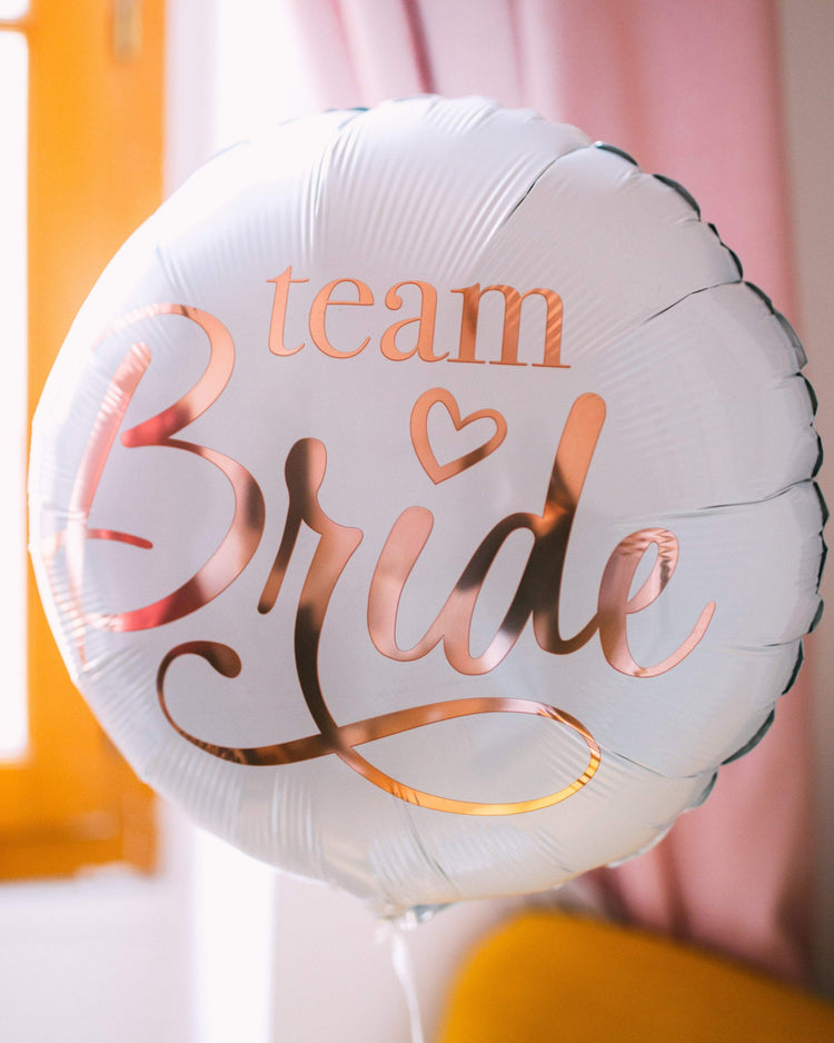 Ballon Team Bride rose pâle avec inscription, idéal pour enterrement de vie de jeune fille.
