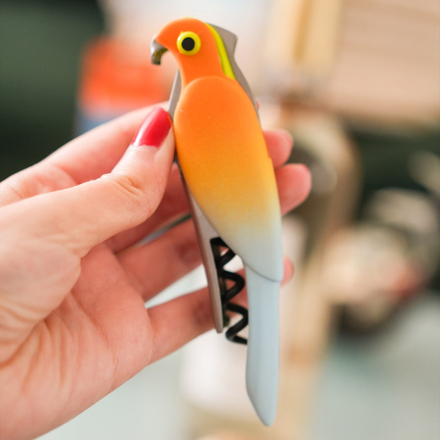 Tire-bouchon perroquet coloré avec levier intégré en détail.