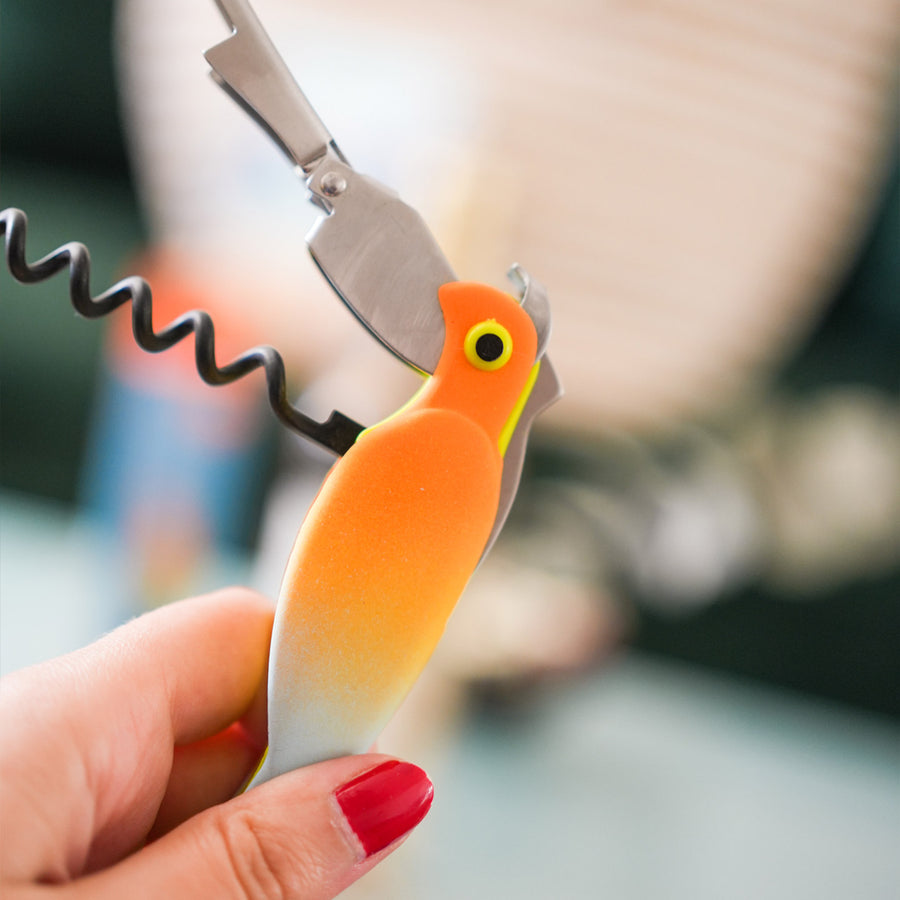 Tire-bouchon perroquet avec levier intégré et couleurs vives.