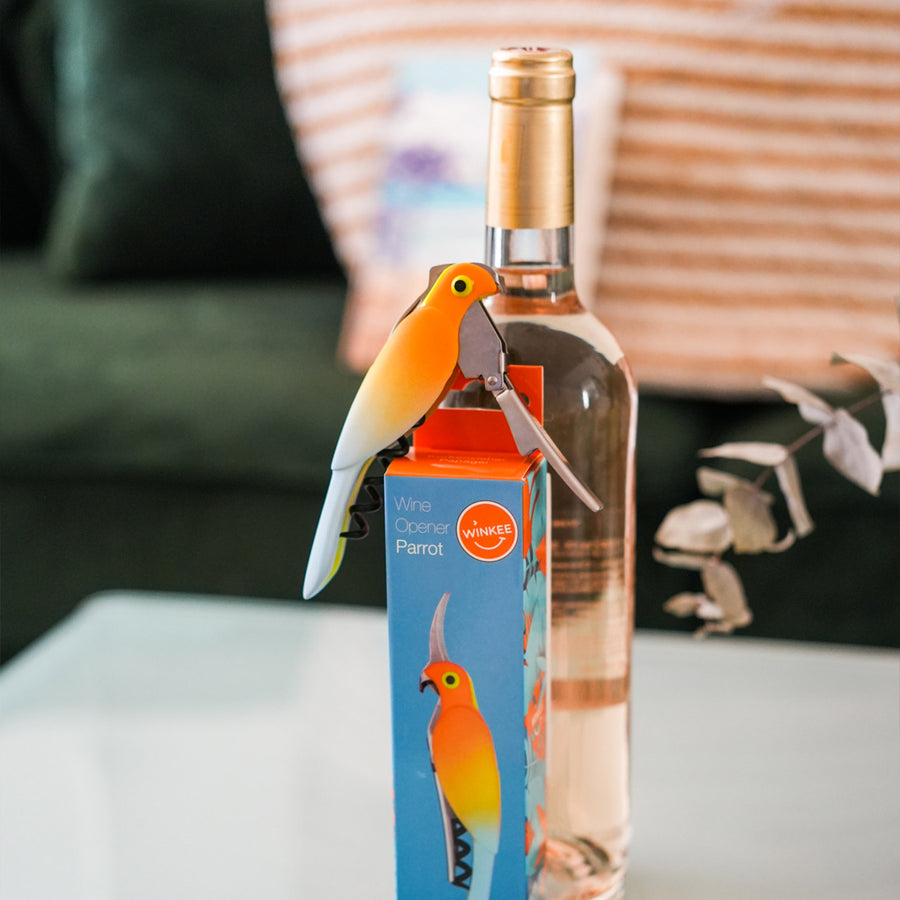 Tire-bouchon perroquet avec levier intégré et couleurs vives.