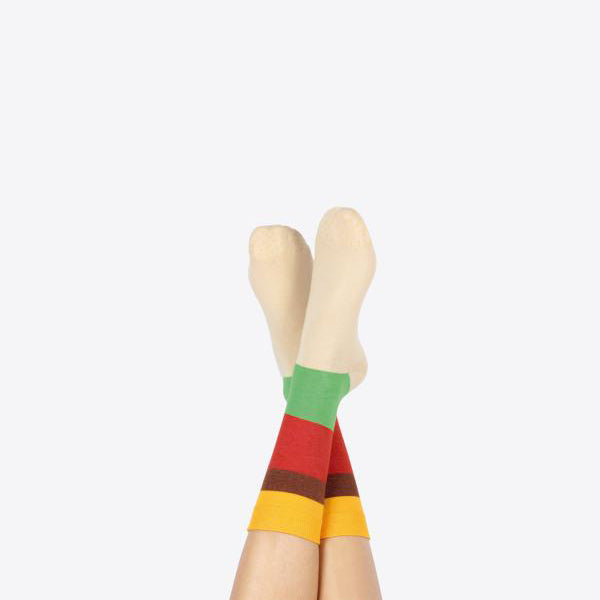 Chaussettes motif burger coloré sur fond blanc