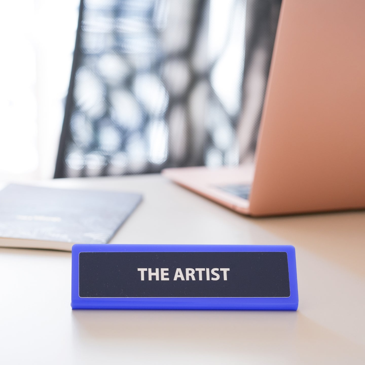 Une plaque de bureau personnalisée