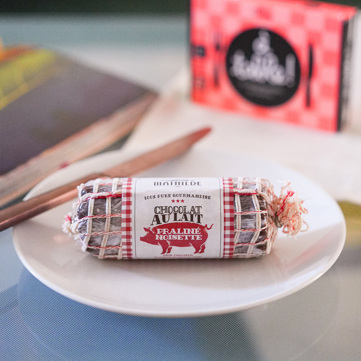 Saucisson en chocolat avec texture réaliste et détails de praliné