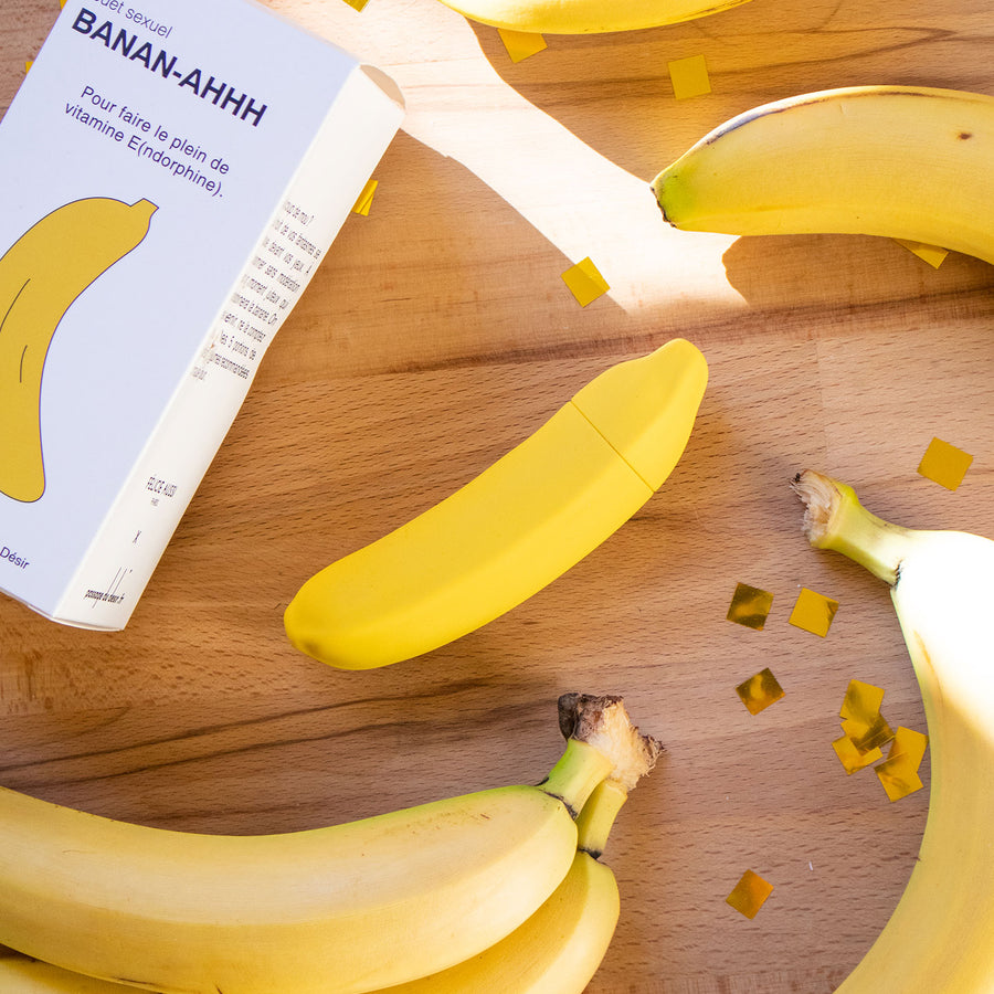 Sextoy vibrant en forme de banane, vue de côté avec texture lisse.