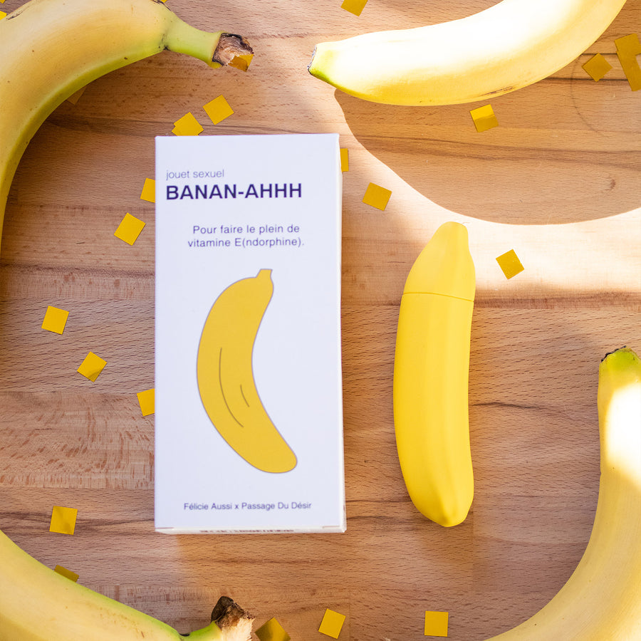 Sextoy vibrant en forme de banane, vue de côté avec texture lisse.