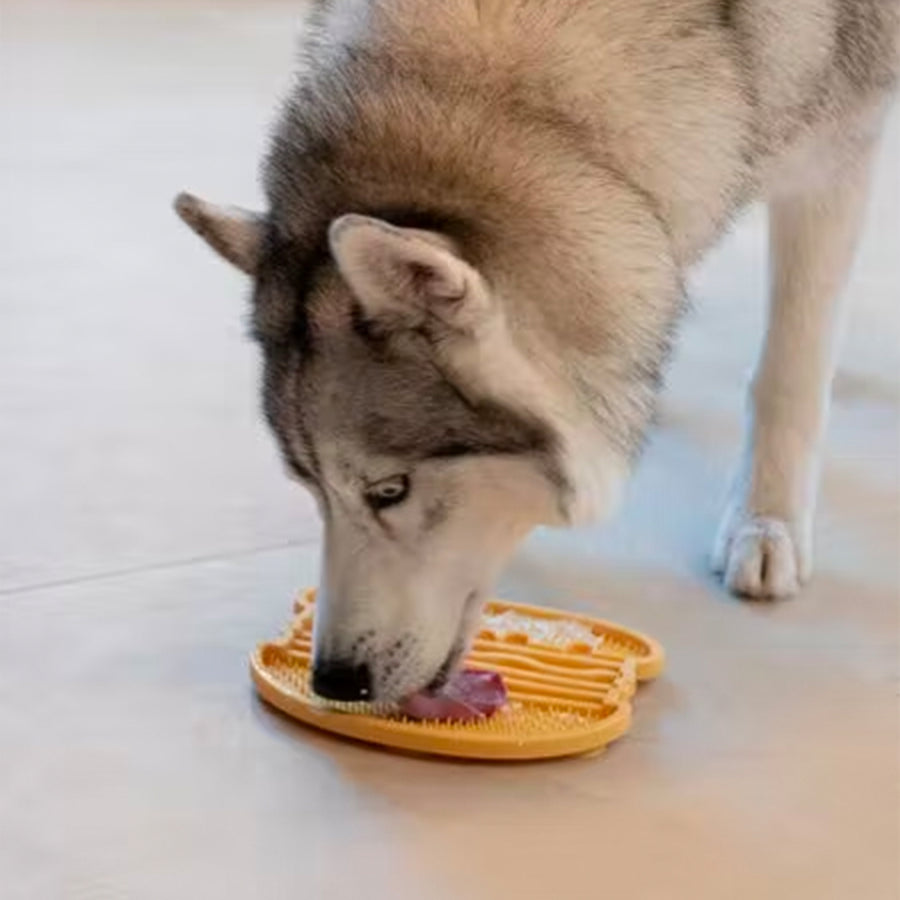 Tapis de léchage en forme de burger avec texture en relief.