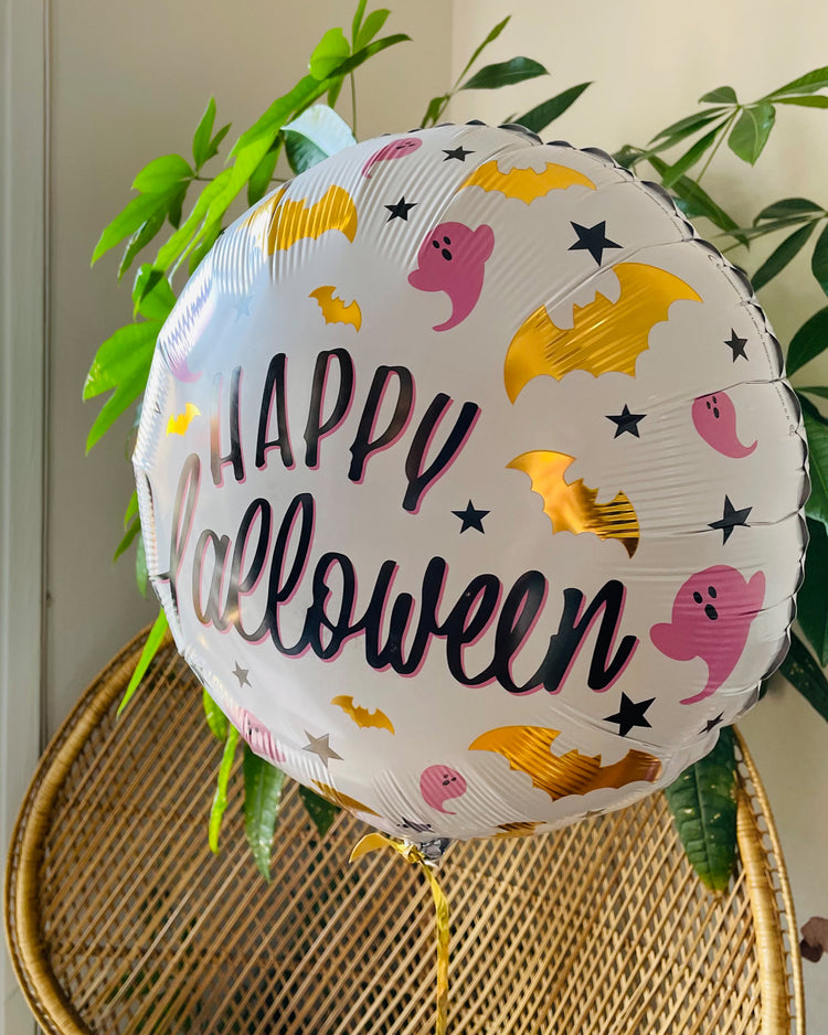 Ballon Halloween noir avec inscription 'Happy Halloween' en lettres blanches sur fond orange.