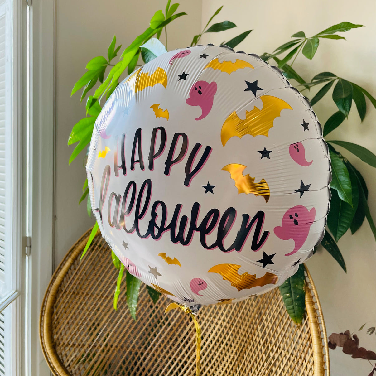 Ballon Halloween noir avec inscription 'Happy Halloween' en lettres blanches sur fond orange.