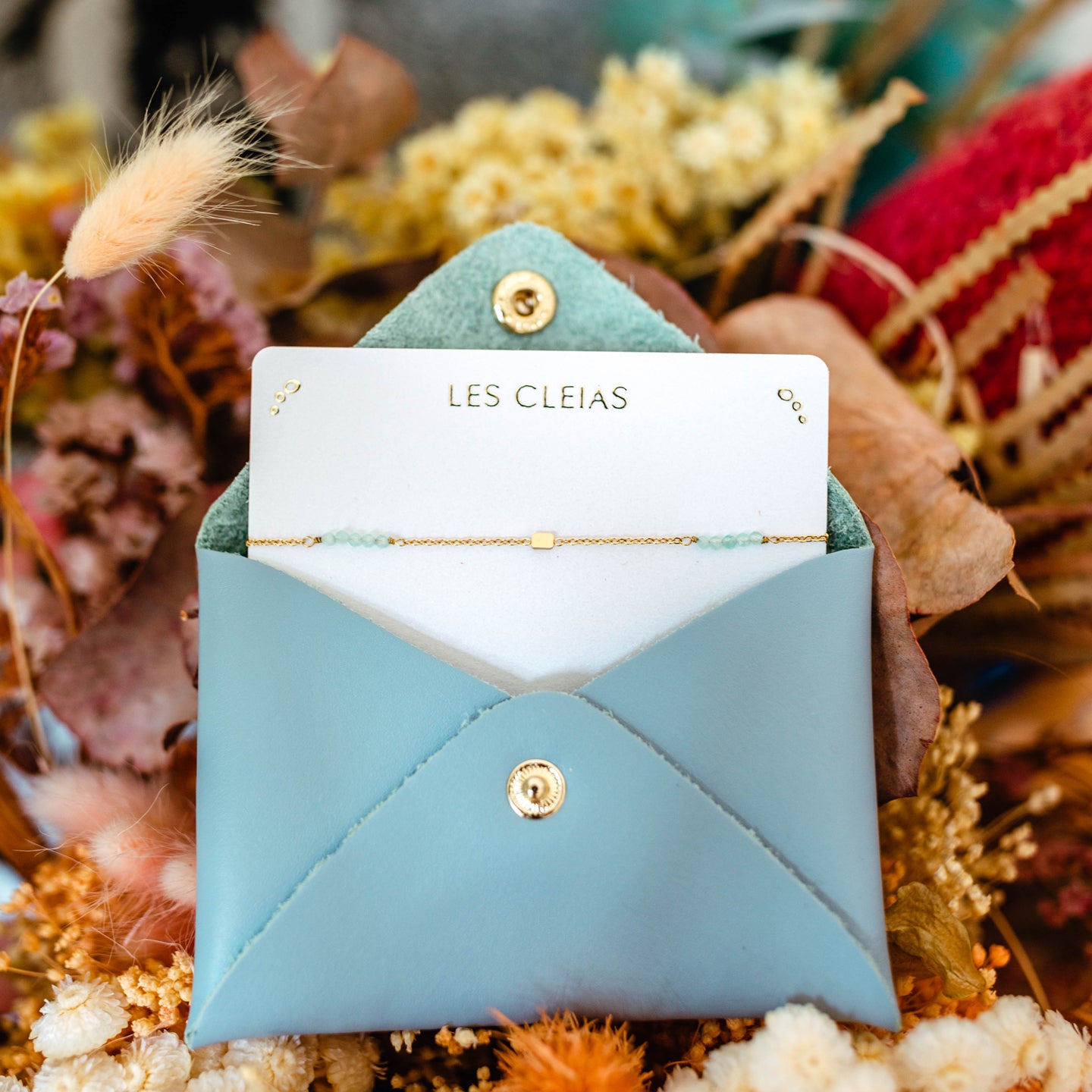 Un bracelet Bleu Ciel & sa Pochette - Mieux Que Des Fleurs