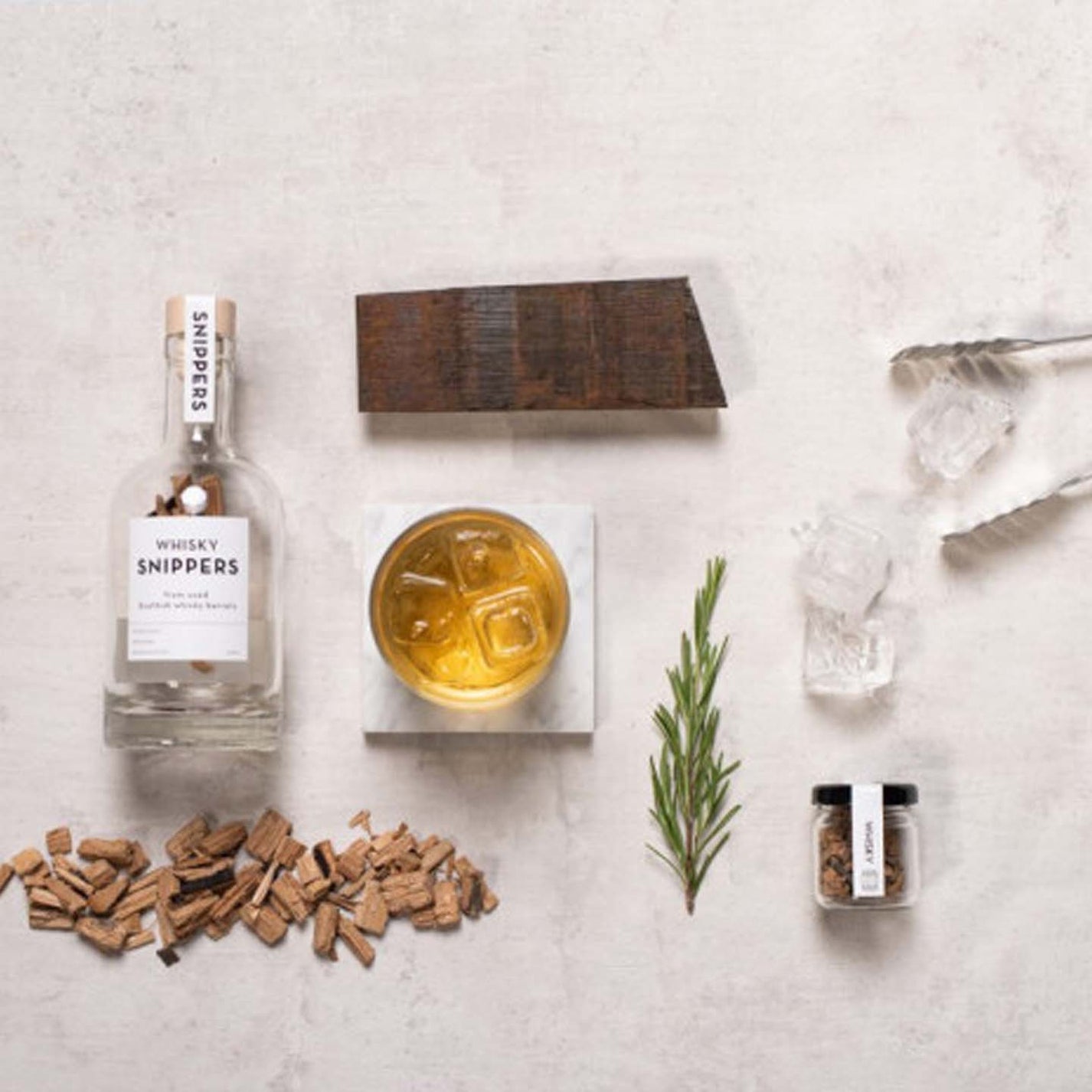 Coffret Snippers pour fabriquer son whisky, gin et rhum avec bouteille en verre et copeaux de bois.