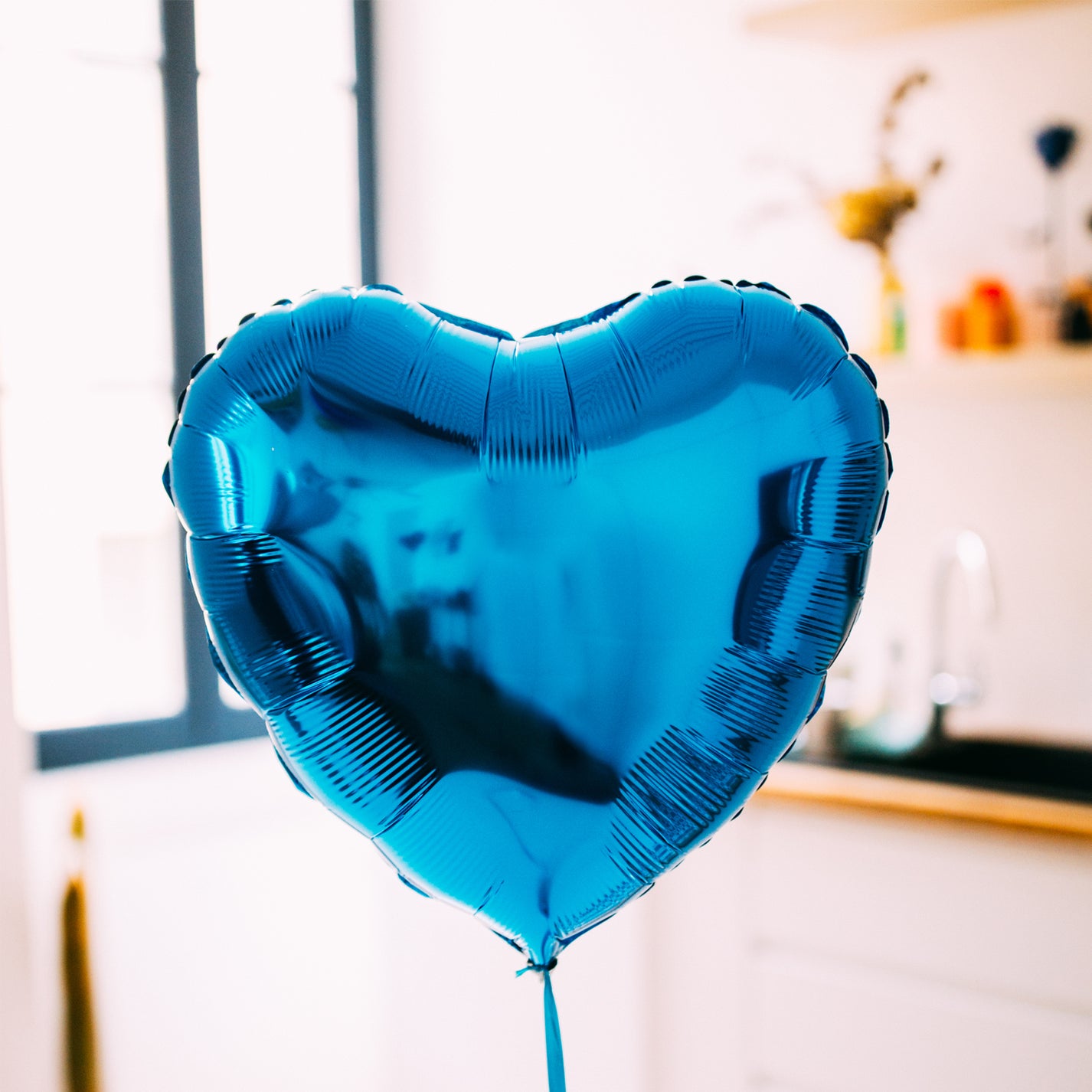 Ballon bleu saphir en forme arrondie, idéal pour les fêtes.