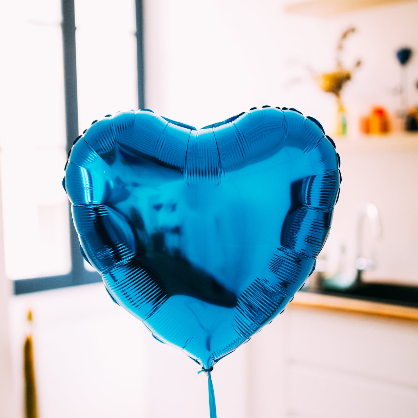 Ballon bleu saphir en forme arrondie, idéal pour les fêtes.