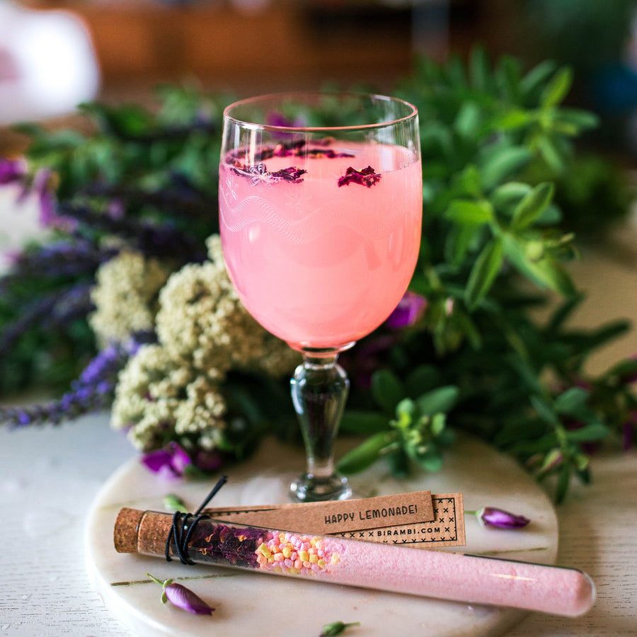 Tube de limonade avec fruits et rose séchée en gros plan