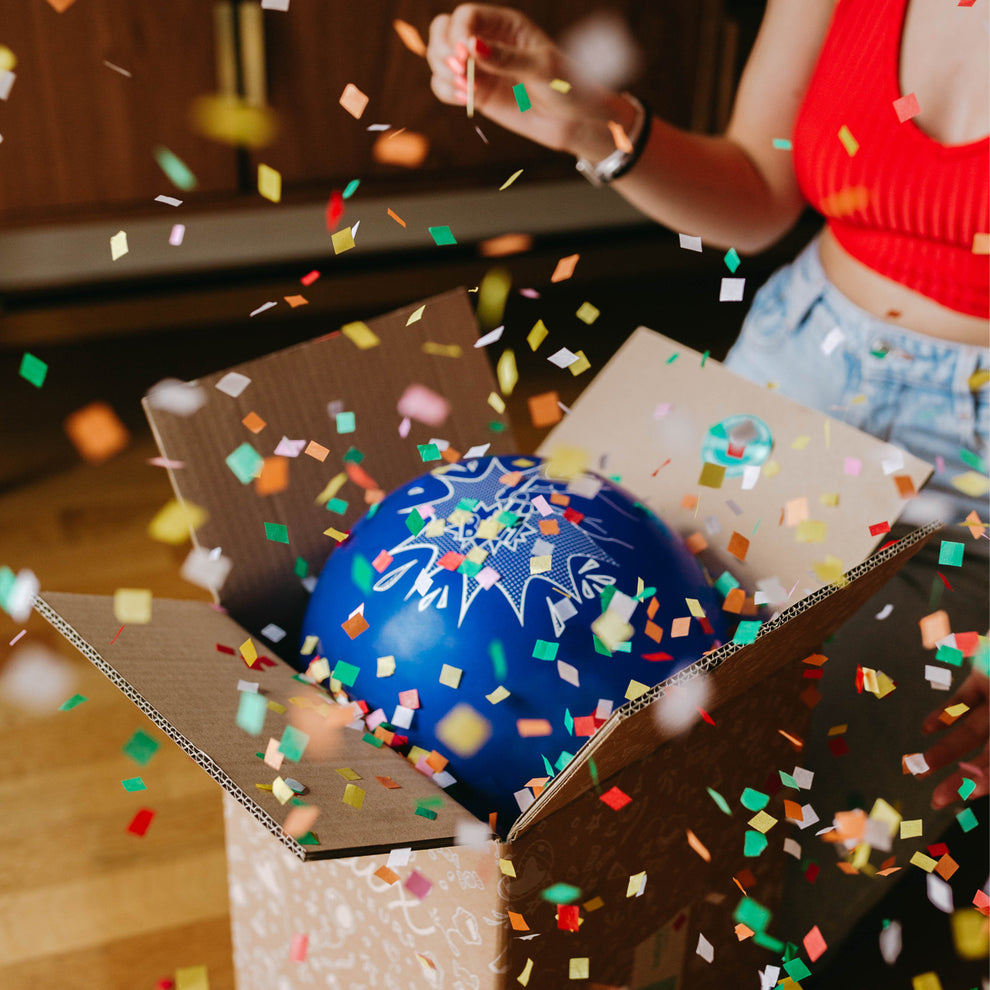Célébration D'anniversaire Confettis Colorés Et Explosion De