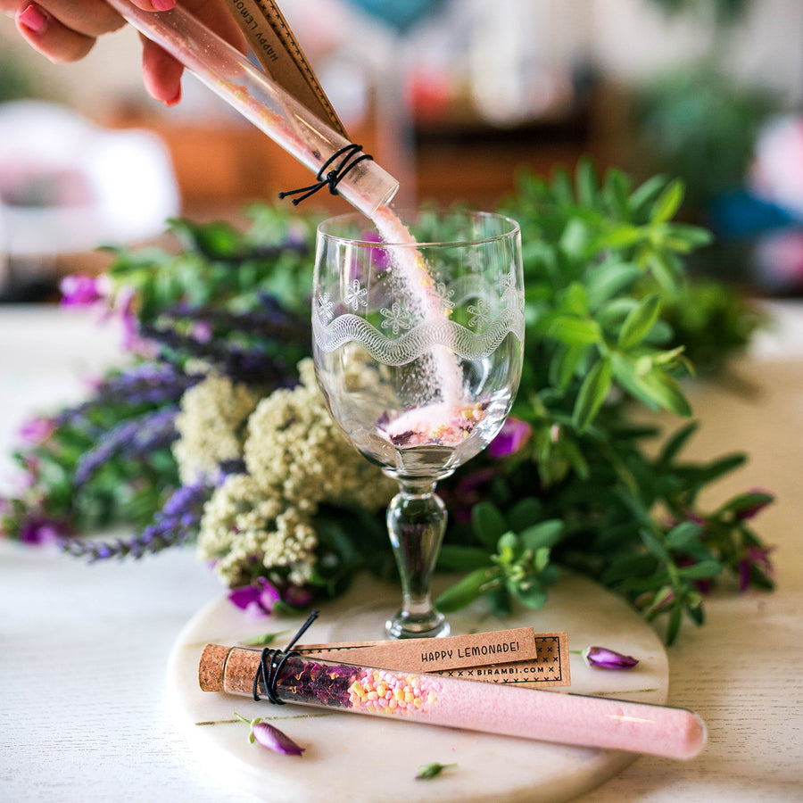 Tube à essai de limonade avec fruits et rose séchée
